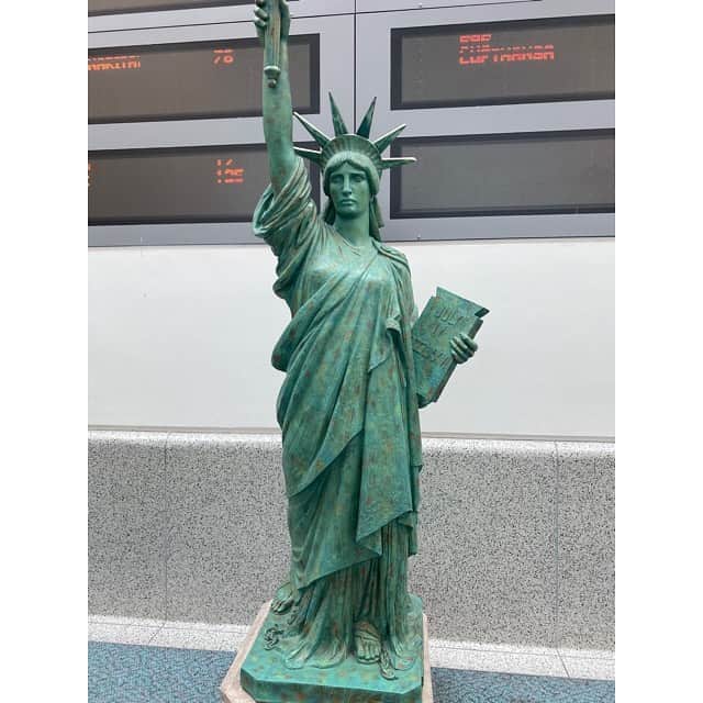 三島ゆかりさんのインスタグラム写真 - (三島ゆかりInstagram)「2019/09/28〜10/2✈️ 3泊5日の弾丸旅行でしたが、しばしお暇いただきました🍎✨ 伊丹→成田→ニューアーク🇺🇸 旅の記録として投稿していきますので当分ニューヨーク旅行の写真続きます💖📷 しかし本当に、行く前にiPhone11proにして良かった📱 #nyc #newyork #伊丹空港 #成田空港 #ニューアークリバティ国際空港 #全日空 #ユナイテッド航空 #機内食まずい #12時間フライト #エコノミーしんどい #星条旗 #自由の女神 #まーーーー #ゆかりんごチャンネル #ゆかりんごgames #youtuber #三島ゆかり #ゆかりんご #iphone11pro #超広角レンズ #ナイトモード #めちゃ綺麗 #ニューヨーク旅行 #followｍe」10月2日 18時28分 - apple340
