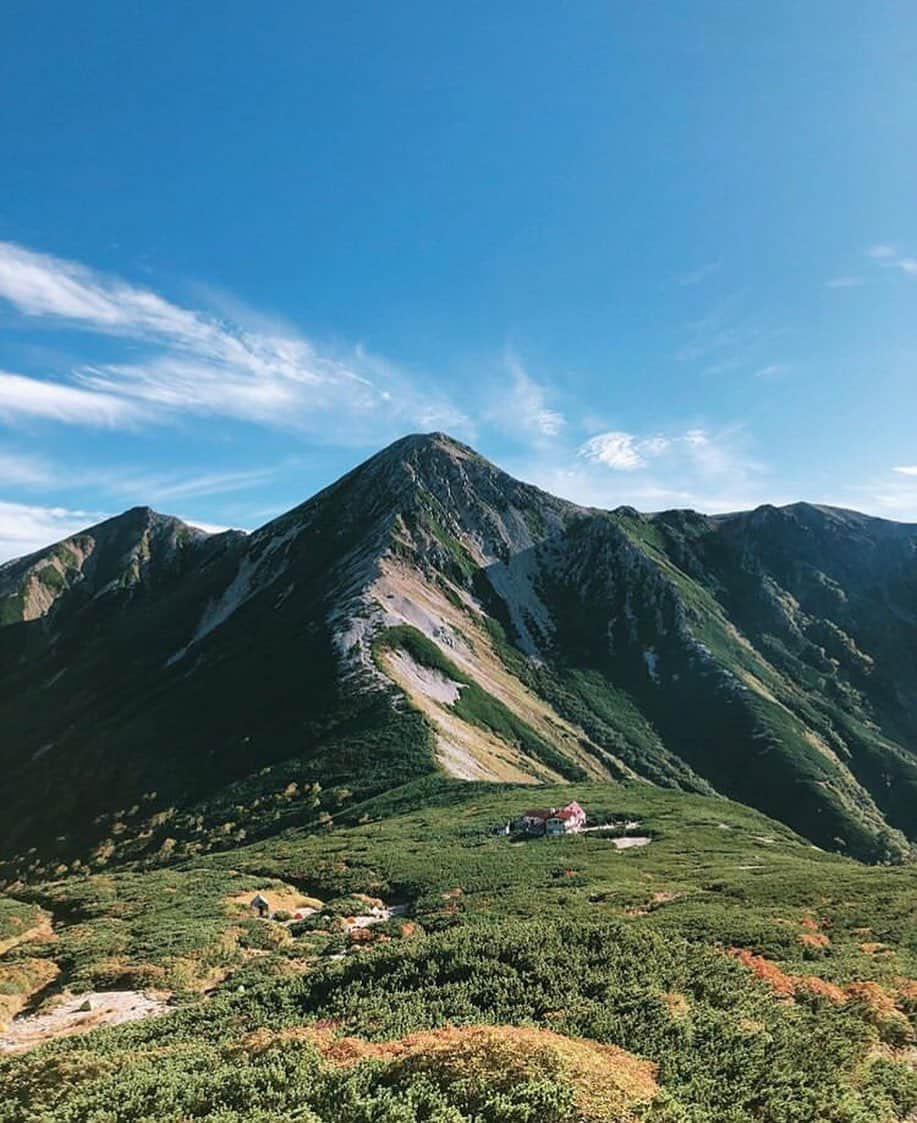 登山*トレッキング*アウトドア『.HYAKKEI』さんのインスタグラム写真 - (登山*トレッキング*アウトドア『.HYAKKEI』Instagram)「まさに天空のユートピアな絶景。ここに立ってたと思うと羨ましさがこみあげてくる美しい一枚。 ・ photo by @kumiru ・ ・ あなたの山の思い出picを#hyakkeime で投稿してください！みんなで素敵なお山ギャラリーをつくりましょー！﻿ ・﻿ ・﻿ ・﻿ #登山好きな人と繋がりたい #登山 #山登り #山歩き #山ガール #登山女子 #山ボーイ #山バカ #landscape #絶景 #日本の絶景 #as_archive #vsco #reco_ig #光と影 #広角 #青空 #sky #自然美 #北アルプス #稜線歩き #裏銀座 #鷲羽岳」10月2日 18時28分 - hyakkei_me