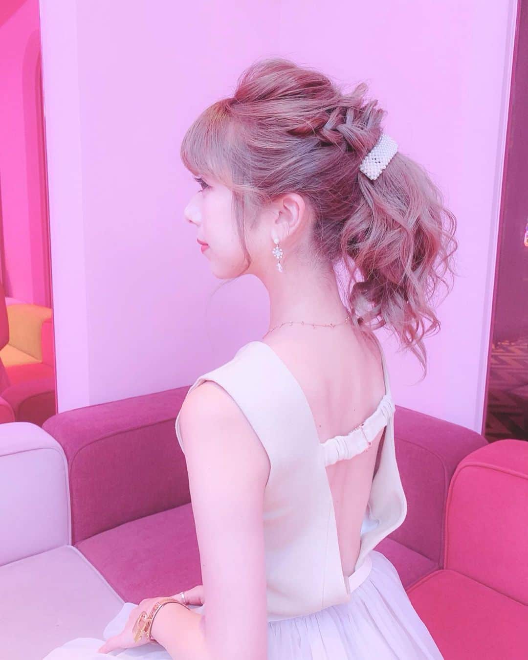 エリンコさんのインスタグラム写真 - (エリンコInstagram)「🎀 . 可愛いくヘアアレンジしてもらった💓 . お洋服は @rosary.moon 👗 やっと着れたお気に入りワンピ💓 . 背中があいてるの🤭💕 最近大人っぽかったり少し色気のあるものが すごく好みなんだーっ💓 . 動画撮ってたらいっちゃんと目が合っちゃって 最後笑っちゃった🤣💕 . そして最近美容のこともよく聞かれるんだけど...❤️ #エスビューティークリニック に行ってるよ🎀 いつもしてるのは #レーザートーニング と #レブライト だよぉー🎀 . いつもありがとうございますー❤️ @sbeautyclinic @dr.y.yumi * #美容#エステ#渋谷#渋谷エステ#渋谷クリニック#美活#美容オタク#ニキビ跡#シミ#ソバカス #sbeautyclinic#渋谷美容クリニック#レーザー治療#痩身#痩身クリニック#ダイエット#美容クリニック#美容皮膚科#えりんコーデ#エリンコスメ #code #ootd #fashion #ヘアアレンジ #rosarymoon #ワンピース #アップヘアアレンジ」10月2日 18時24分 - erinko0315