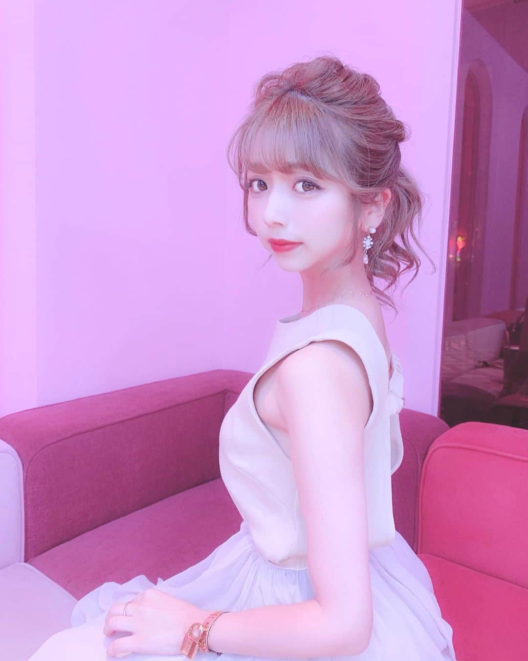 のインスタグラム：「🎀 . 可愛いくヘアアレンジしてもらった💓 . お洋服は @rosary.moon 👗 やっと着れたお気に入りワンピ💓 . 背中があいてるの🤭💕 最近大人っぽかったり少し色気のあるものが すごく好みなんだーっ💓 . 動画撮ってたらいっちゃんと目が合っちゃって 最後笑っちゃった🤣💕 . そして最近美容のこともよく聞かれるんだけど...❤️ #エスビューティークリニック に行ってるよ🎀 いつもしてるのは #レーザートーニング と #レブライト だよぉー🎀 . いつもありがとうございますー❤️ @sbeautyclinic @dr.y.yumi * #美容#エステ#渋谷#渋谷エステ#渋谷クリニック#美活#美容オタク#ニキビ跡#シミ#ソバカス #sbeautyclinic#渋谷美容クリニック#レーザー治療#痩身#痩身クリニック#ダイエット#美容クリニック#美容皮膚科#えりんコーデ#エリンコスメ #code #ootd #fashion #ヘアアレンジ #rosarymoon #ワンピース #アップヘアアレンジ」