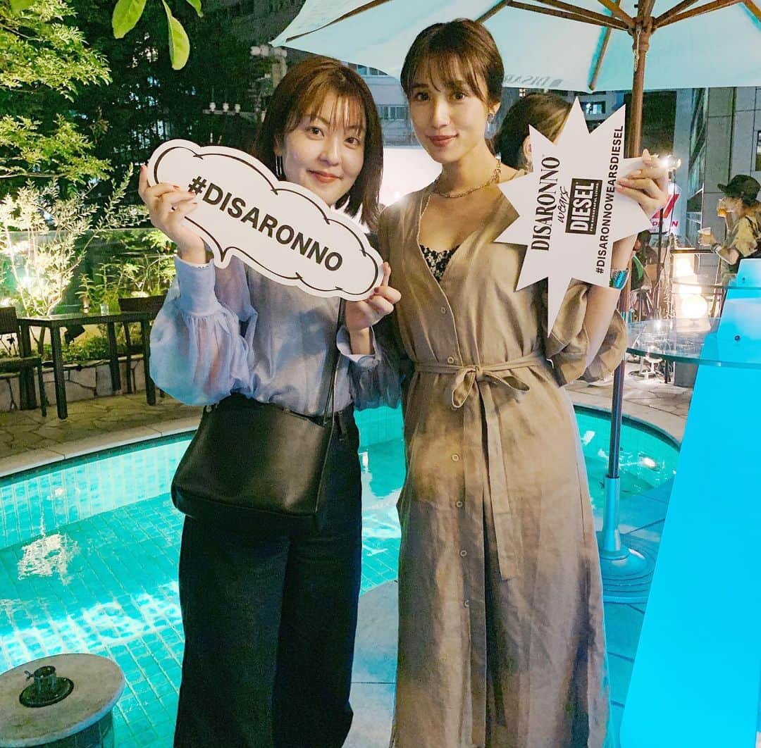 広瀬未花さんのインスタグラム写真 - (広瀬未花Instagram)「DISARONNO✖︎DIESEL ディサローノ アマレット ディーゼル限定ボトルが10月新発売♪ Launch party にご招待頂き、スタイリストのゆきえさんと行ってきました♪ ・ 普段はワイン・ウィスキー派なので、アマレットってかなり久々に飲んだけど甘すぎなくて美味しかった❤️ barで「何飲む？」って聞かれた時「アマレットがいいな」って言ってみたいです笑🍹 ・ ・ コラボボトル発売に合わせ、10月2日（水）から31日（木）東京・渋谷でcocotiビル3階でポップアップラウンジを開催してるので、是非行ってみてね♪ ・ ・ ワンピースは羽織りとしても使える @to_the_sea_hawaii のもの♪ 涼しくなったら秋服きて、テラスで飲みたいな❤️ ・ ・  #disaronnoweearsdiesel　 #disaronno  #diesel #ディサローノ  #アマレット #お酒のはなし♡」10月2日 18時25分 - micahirose