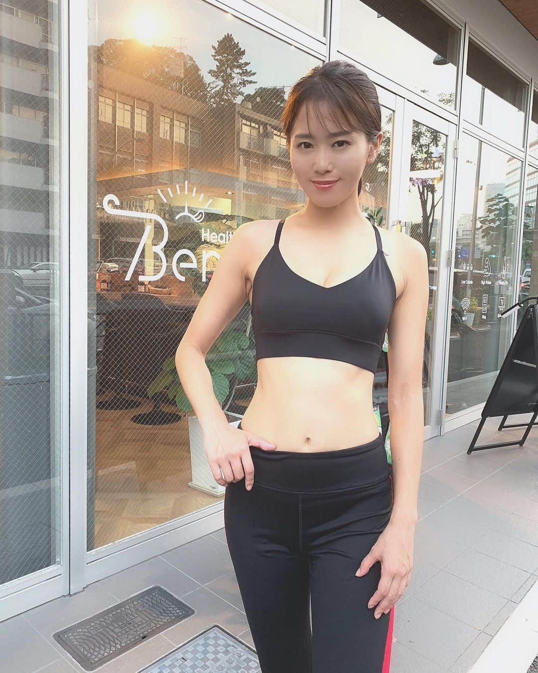 佐野真彩さんのインスタグラム写真 - (佐野真彩Instagram)「今日はお仕事がお休みだったので、トレーニングへ行ってきたよ🙂 . 今日は上半身のトレーニングをしたのですが、背中が固すぎて筋肉が動きづらかった💦 肩凝り体質なのですが、背中が日常的に使えてない事が原因の１つだそうで😱 . トレーニングは、スタイルを整えるのも大事ですが、それ以前に健康になる事が1番の目的だなと改めて感じました🥺 . いつも丁寧にトレーニングのやり方や理屈を教えてくれるトレーナーの @shuuuuun194 くんありがとう！！ 分かってやるのとそうじゃないのでは効果が違うよね☺️ . . @t.balance . . #ダイエット #tbalance #traning #fitnessgirl #麻布十番のジム #パーソナルトレーニング」10月2日 18時26分 - sano.maya