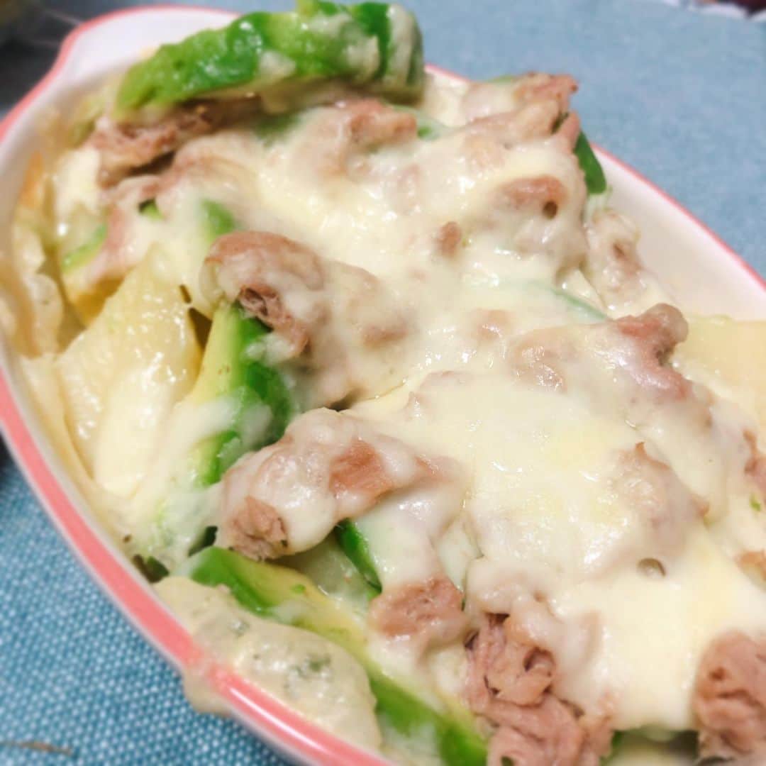 のインスタグラム：「#まるのごはん  アボカドとポテトのチーズ焼き。 耐熱皿を購入したので、オーブン使うお料理してみたり。もうちょっと焼いてもいいなぁ、うん、お料理は難しい･･･煮込みハンバーグも作ったんだけど、ハンバーグは火のとおりが分かりにくくて、ちょっと失敗。がんばろ。」