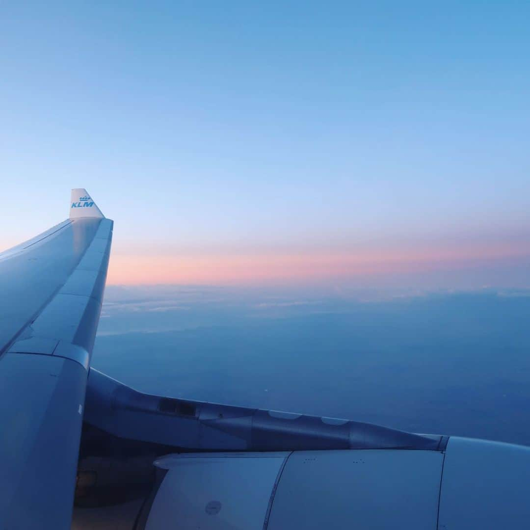 ステファニー・ヨーステンさんのインスタグラム写真 - (ステファニー・ヨーステンInstagram)「✈️☁️✨ @klm #skylife #earlymorning #sunrise #abovetheclouds #klm #flyingblue #airplane #traveling」10月2日 18時30分 - stefaniejoosten