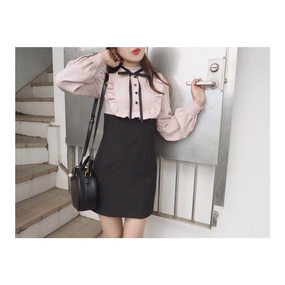 EATMEさんのインスタグラム写真 - (EATMEInstagram)「10.2 update... #EATME #OCTOBER #NEW #ITEM #🌹 バッグ➡︎発売中 ワンピース➡︎10.4発売予定 . TOP画面のURLからEATME WEB  STOREをCHECK💁🏻‍♀️ @eatme_japan . メイドライクドッキングワンピース（ #ONEPIECE ） ¥13,000（＋tax） COLOR🎨:PNK.O/WHT.BLK SIZE📐:S.M . ヴィンテージBOXBAG（ #BAG ） ¥9,250（＋tax） COLOR🎨:BLK.PNK . #EATME_CODE #eatmejapan #イートミー #fetishmode #2019aweatme #VINTAGEAFTERNOONTEA #益若つばさ #tsubasamasuwaka #fashion #japan #tokyo #harajuku #osaka #umeda #原宿 #大阪 #梅田エスト #instagood #like4like」10月2日 18時39分 - eatme_japan