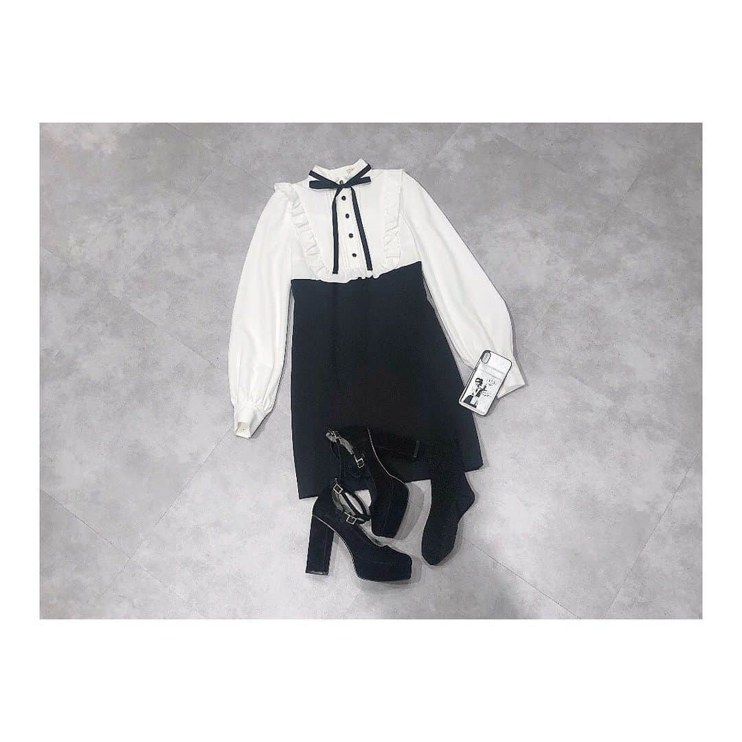 EATMEさんのインスタグラム写真 - (EATMEInstagram)「10.2 update... #EATME #OCTOBER #NEW #ITEM #🌹 ワンピース➡︎10.4発売予定 パンプス➡︎10.8発売予定 iPhoneケース➡︎10月発売予定 ソックス➡︎参考商品 . TOP画面のURLからEATME WEB  STOREをCHECK💁🏻‍♀️ @eatme_japan . メイドライクドッキングワンピース（ #ONEPIECE ） ¥13,000（＋tax） COLOR🎨:O/WHT.PNK.BLK SIZE📐:S.M . メイドグラフィックiPhone case（ #CASE ） ¥5,000（+tax） COLOR🎨:SLV.PNK.BLK . クロスストラップパンプス（ #PUMPS ） ¥13,000（+tax） COLOR🎨:BLK.PPL.BLU SIZE📐:S（22.5cm) M（23.5cm）、L（24.5cm） . #EATME_STYLING #eatmejapan #イートミー #fetishmode #2019aweatme #VINTAGEAFTERNOONTEA #益若つばさ #tsubasamasuwaka #fashion #japan #tokyo #harajuku #osaka #umeda #原宿 #大阪 #梅田エスト #instagood #like4like」10月2日 18時40分 - eatme_japan