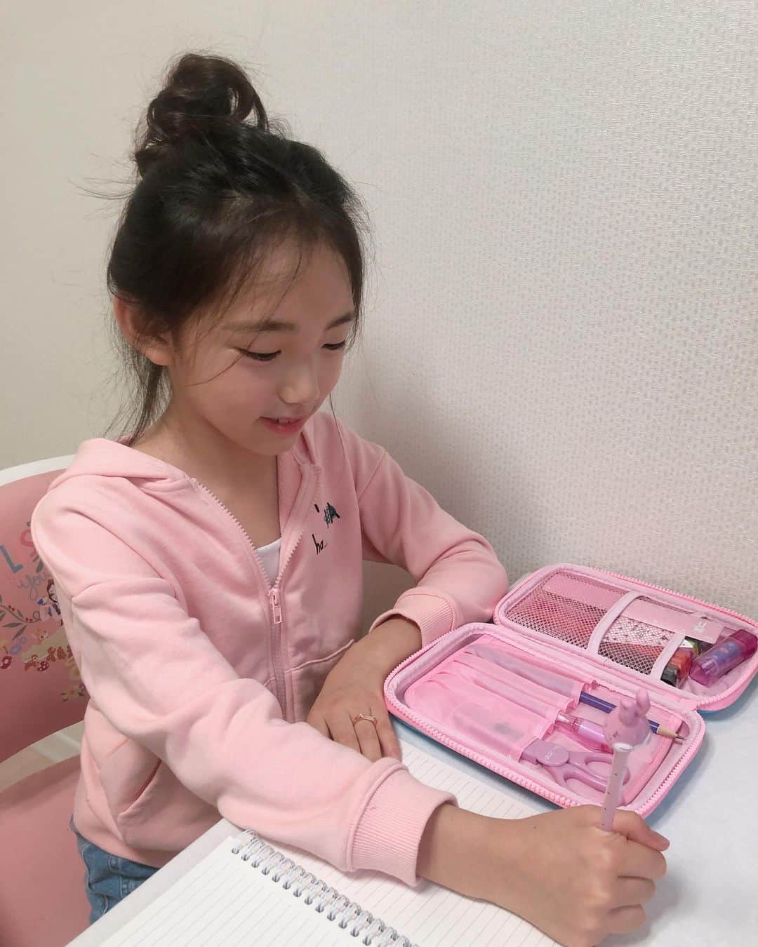 ウンチェのインスタグラム：「#언박싱 이란 , 입꼬리가 저절로 올라가는 것 🎀  마지막에 #갑분유튜버 🙄 . . . #peterjensen#피터젠슨#피터젠슨필통 #하드케이스필통#필통추천#하드케이스파우치 #수요일#비요일#일상#키즈모델#이은채」