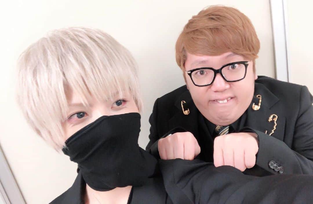 のインスタグラム：「本日はまふまふさんと初仕事だったので、とりあえず肩をまふまふしてみました🤓  #ヒカキン #まふまふ」