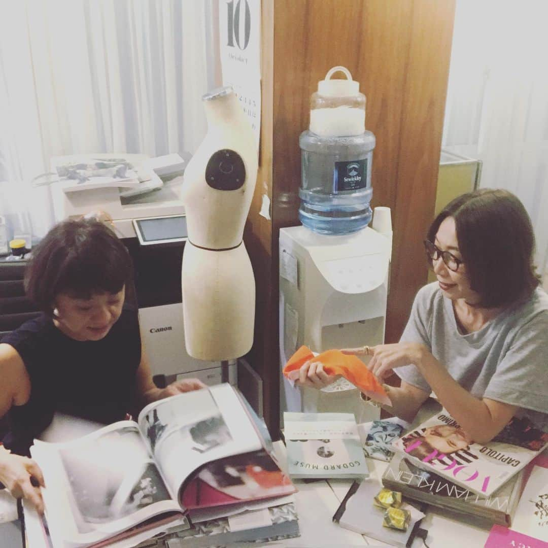 野宮真貴さんのインスタグラム写真 - (野宮真貴Instagram)「東京は夜の七時♪ 第一回、衣装打ち合わせ👗今年のビルボードライブは『野宮真貴 ピチカート・ファイブを歌う。』と題してピチカートの曲しか歌いません！そんなわけで今回は、当時ピチカートの衣装を担当してくれていたマッセメンシュとタッグを組みます、乞うご期待〜♪ プレイボーイプレイガールのジャケの衣装はマッセメンシュでした❤︎ ●「野宮真貴、ピチカート・ファイヴを歌う。」ツアー☟ ＊11/26 ビルボードライブ大阪 http://billboard-live.com/pg/shop/show/index.php?mode=detail1&event=11682&shop=2 ＊11/27 ブルーノート名古屋 https://www.nagoya-bluenote.com/schedule/201911.html ＊12/4・5 ビルボードライブ東京 http://www.billboard-live.com/pg/shop/show/index.php?mode=detail1&event=11681&shop=1  #東京は夜の七時 #野宮真貴ピチカートファイヴを歌う #ビルボードライブ #マッセメンシュ #massemensch #ピチカートファイヴ ＃PIZZICTOFIVE #野宮真貴 #missmakinomiya」10月2日 19時03分 - missmakinomiya