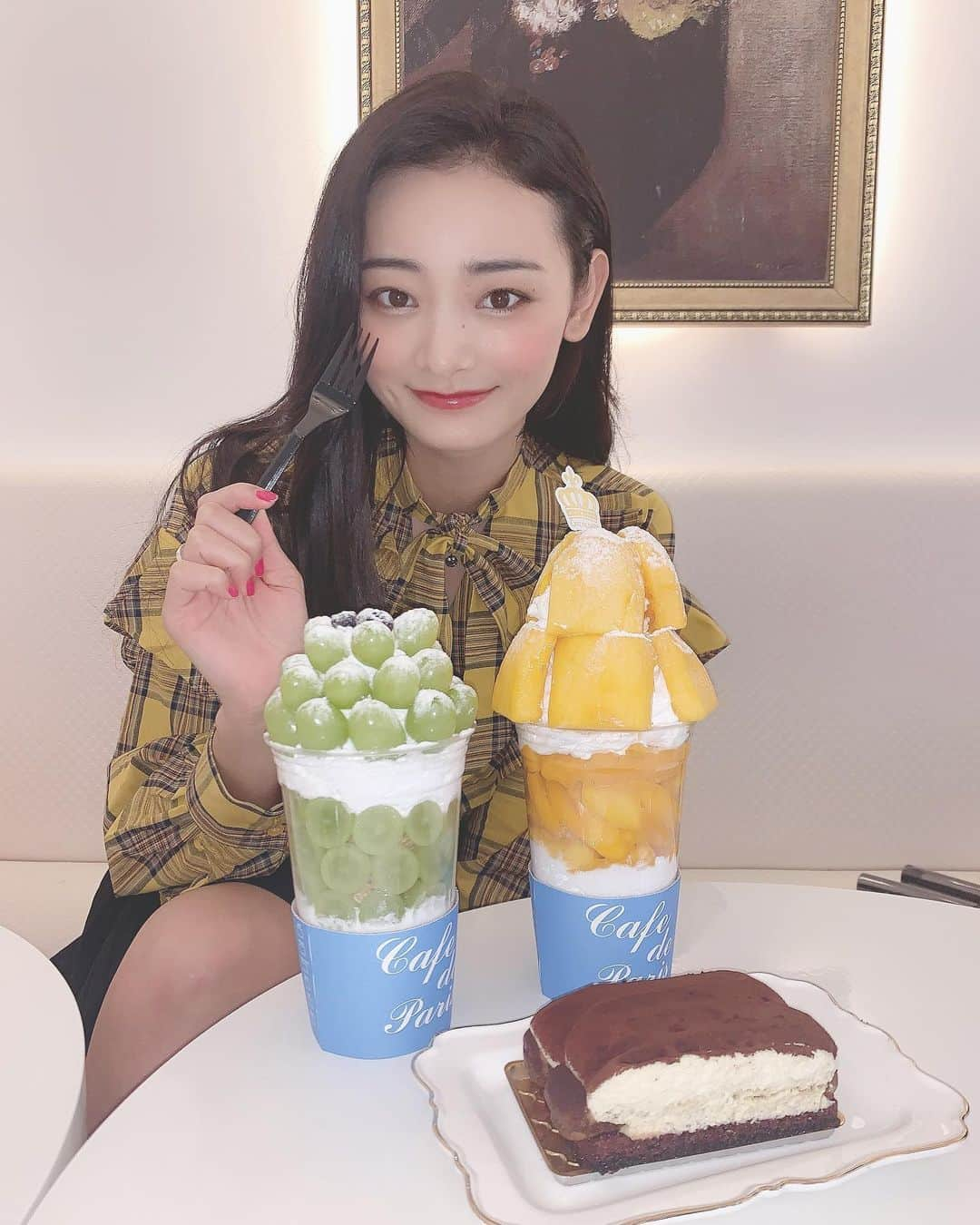 内田美麗（麗奈ゆう）さんのインスタグラム写真 - (内田美麗（麗奈ゆう）Instagram)「気になってたCafe de paris💓❤️💓 想像以上に大きかった笑！  美麗はマスカット💚 まーたんはマンゴー💛 お母さんはティラミス🖤  ちなみにティラミス以外は全て完食しました🤣🤣🤣💓💓💓 よく食べるんですっ！！😆😆💓💓💓 韓国の食べ物って綺麗になる気がするから沢山食べてもおっけーーー笑🙆‍♀️ かしら🤣🤣🤣🤣 #韓国 #korea #明洞#韓国旅行 #家族旅行#韓国ファッション #fashion#패션스타그램#코디#메이크#여행#가족여행#한국여행#얼스타그램#카페#メイク#make#hair#黒髪ロング#ロングヘア#エクステ#hairstyles」10月2日 18時59分 - miretan29