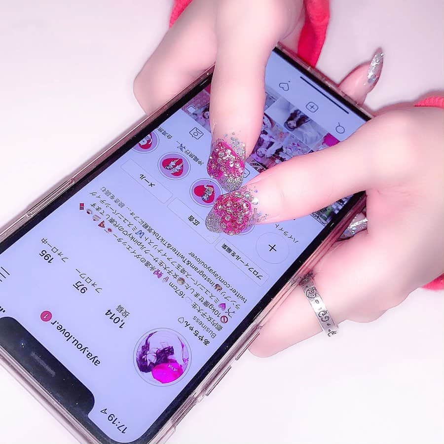 のインスタグラム：「親指のネイルが見せたかったんです💅💗 シルバーネイルキラキラでかわいいのよっ🧚‍♀️ @bianca_m2s でやってます🌈 あと9万人ありがとうございます☺️✨✨ #ネイルデザイン #ハンドネイル #新宿ネイルサロン #新宿 #ネイル #ネイルアート #ネイルサロン #ジェルネイル #ホワイトネイル #キラキラネイル #ストーンネイル #グラデーションネイル #ラメグラデーション #ラメネイル #スワロフスキー #スワロフスキーネイル  #3dネイル #囲みネイル #ハートネイル #ピンクネイル」