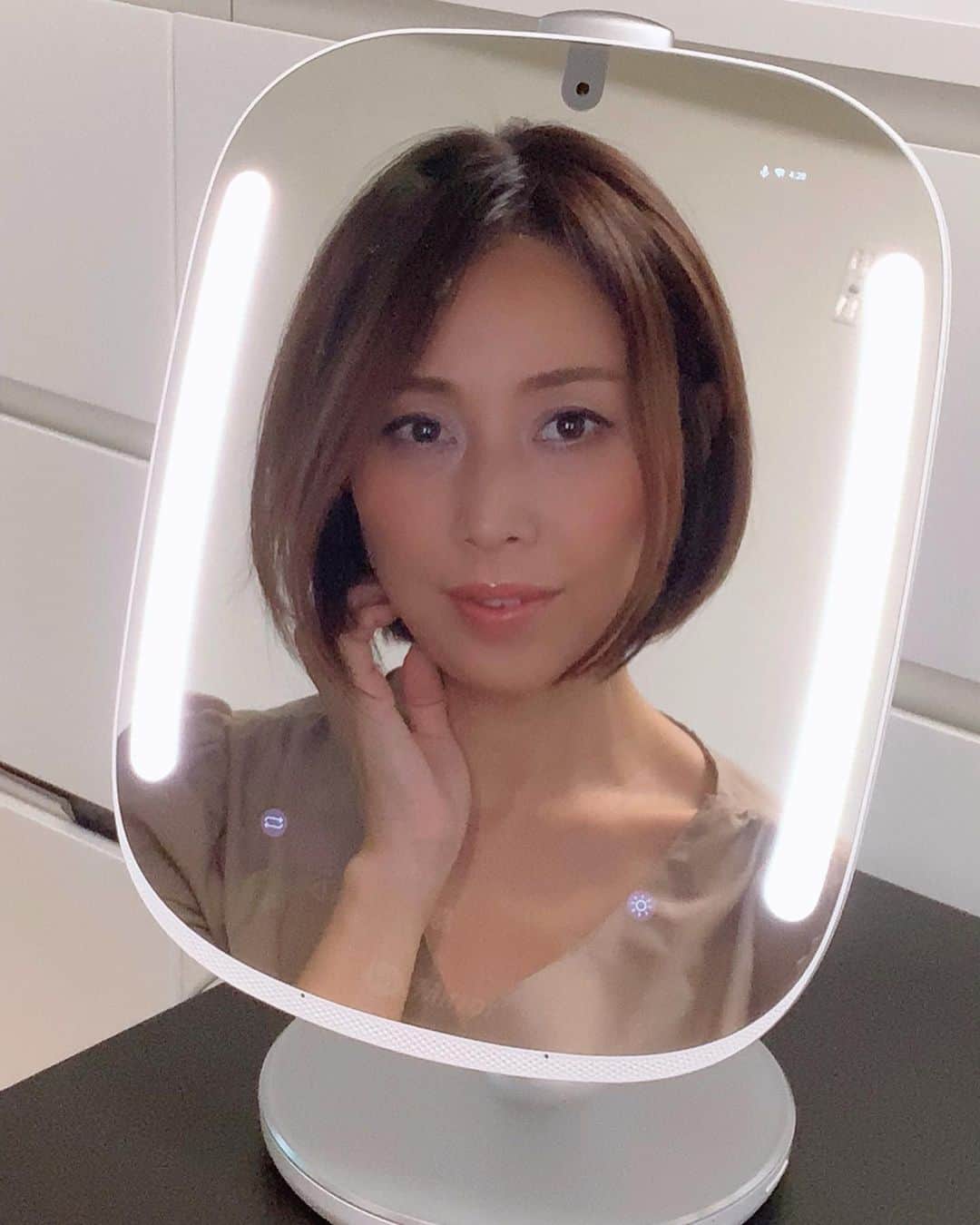 宮田綾子さんのインスタグラム写真 - (宮田綾子Instagram)「ハイヒールLOVERS Ayako⁑  鏡よ鏡✨ これ、すごーいスマートミラーだよ！  @himirror_jp  大きくて見やすいのはもちろんだけど なんと、スキンアナライザーで肌の状態を7項目でチェックもしてくれるの！毛穴とクマケアがんばる😭 ビューティーボックスでは、バーコードで使用している化粧品を登録すると肌に合った効率的なスキンケア方法を提案してくれるよ バーコードで読み取りされない場合は商品検索してみてね メイクアップ用ライトは5つのシーン、色温度調整や明るさ調整可能だから見やすい！ さらにはAmazon Alexaが内蔵されていてるからAlexaにたとえば今日の天気を聞けば教えてくれるの メイクタイムがすごく楽しくなっちゃう♪ またメイク動画も撮るね！ 詳しくは @himirror_jp をチェックしてみてね  #ハイミラー #HiMirror #肌分析 #スキンケア #美容家電 #PR #ハイヒールLOVERS #宮田綾子 #メイク #メイク動画 #コスメ #化粧」10月2日 19時05分 - ayako__miyata
