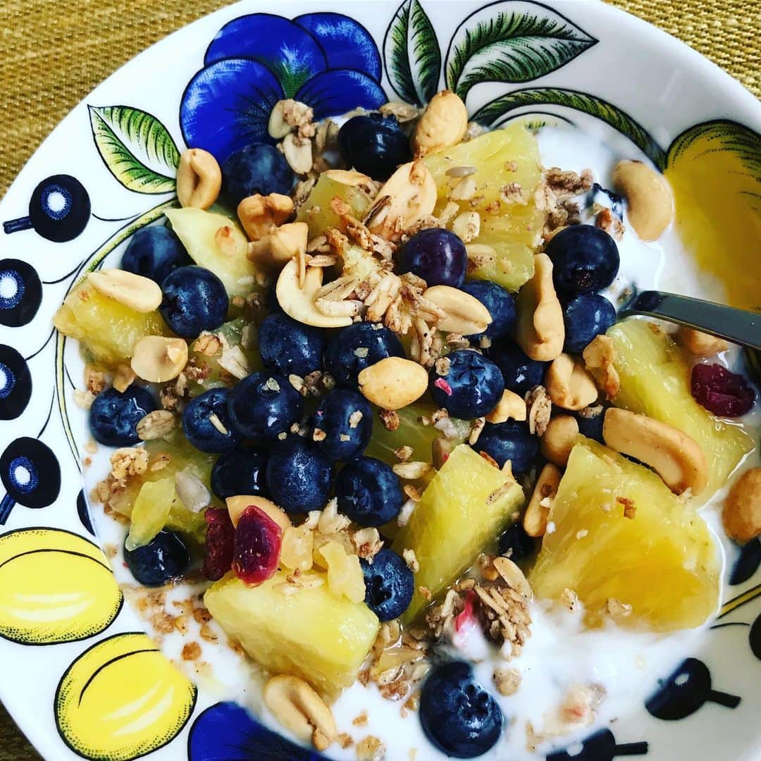Rie's Healthy Bento from Osloのインスタグラム：「My #breakfast today! I had fresh #blueberry #pineapple #granola in my #yoghurtbowl  #healthybreakfast #skyr #frokost #arabia #parattisi」