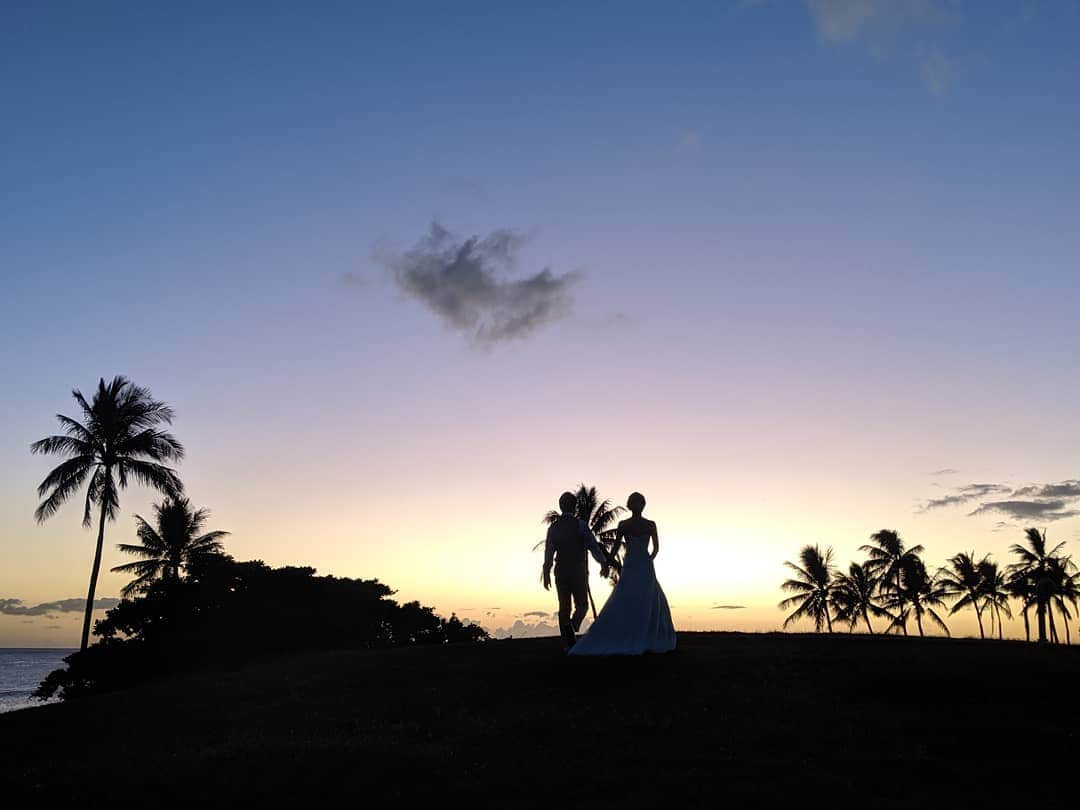 小林麻耶さんのインスタグラム写真 - (小林麻耶Instagram)「* 大好きな夕陽とともにウェディング撮影✨ 天候にも恵まれました✨  #ハワイウェディング  #リゾートウェディング#リゾ婚 #ワタベウェディングハワイ @watabewedding」10月2日 19時11分 - maya712star9