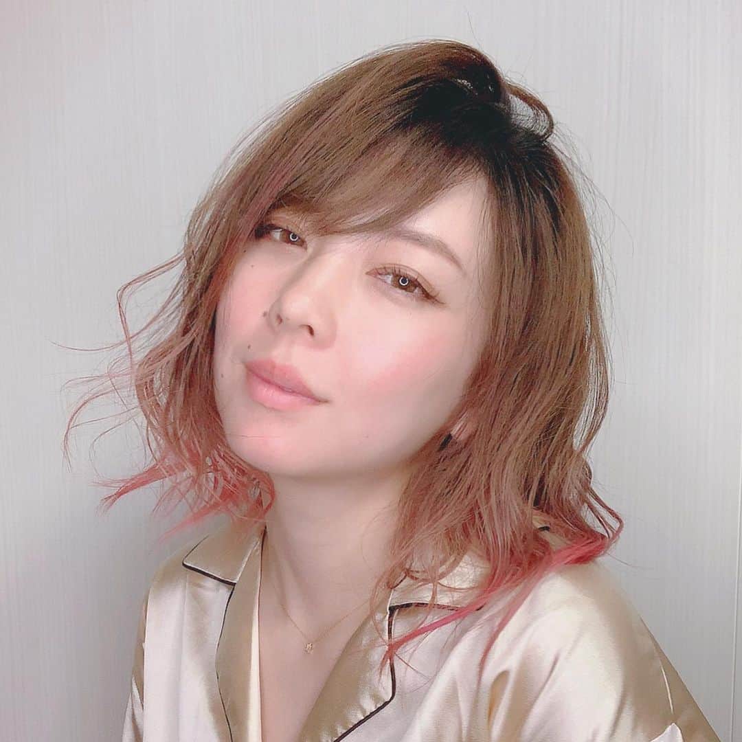 のインスタグラム：「...外食だらけ＼(^o^)／ . . 麺率高め！ 洗い物なし！ 美味しい！ 好きなもの食べれる！ 外食最高！ 好きなピザは ゴルゴンゾーラチーズなどが おのりになった蜂蜜ピザです。 外食ばかりは、よくないのはわかってます🍻 しかし作る手間、洗い物ない！ 外食最高＼(^o^)／🍻＼(^o^)／ . . #japan #food #ピザ #外食」