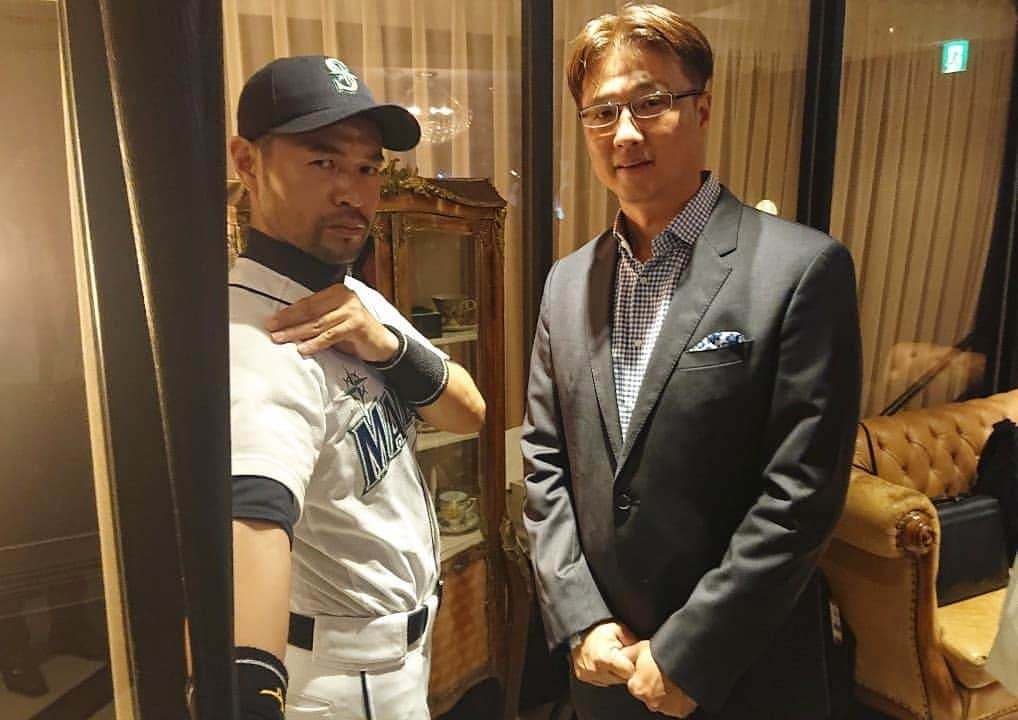 ニッチロー'さんのインスタグラム写真 - (ニッチロー'Instagram)「MLBcafe10周年パーティーは豪華なゲスト揃い🎵  元メジャーリーガーの岡島秀樹さん🥎  お久しぶりのお兄ちゃん❗  バブルガム・ブラザーズさんや大黒摩季さんのライブもあり豪華なパーティーでした✨  #mlbcafetokyo  #mlbカフェ  #10周年パーティー #岡島秀樹 さん #お兄ちゃん #ニッチロー’ #野球 #ベースボール #majorleague  #baseball #mlb」10月2日 19時16分 - nicchiro5.1