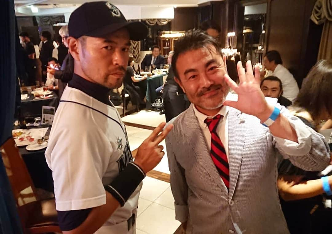 ニッチロー'さんのインスタグラム写真 - (ニッチロー'Instagram)「MLBcafe10周年パーティーは豪華なゲスト揃い🎵  元メジャーリーガーの岡島秀樹さん🥎  お久しぶりのお兄ちゃん❗  バブルガム・ブラザーズさんや大黒摩季さんのライブもあり豪華なパーティーでした✨  #mlbcafetokyo  #mlbカフェ  #10周年パーティー #岡島秀樹 さん #お兄ちゃん #ニッチロー’ #野球 #ベースボール #majorleague  #baseball #mlb」10月2日 19時16分 - nicchiro5.1