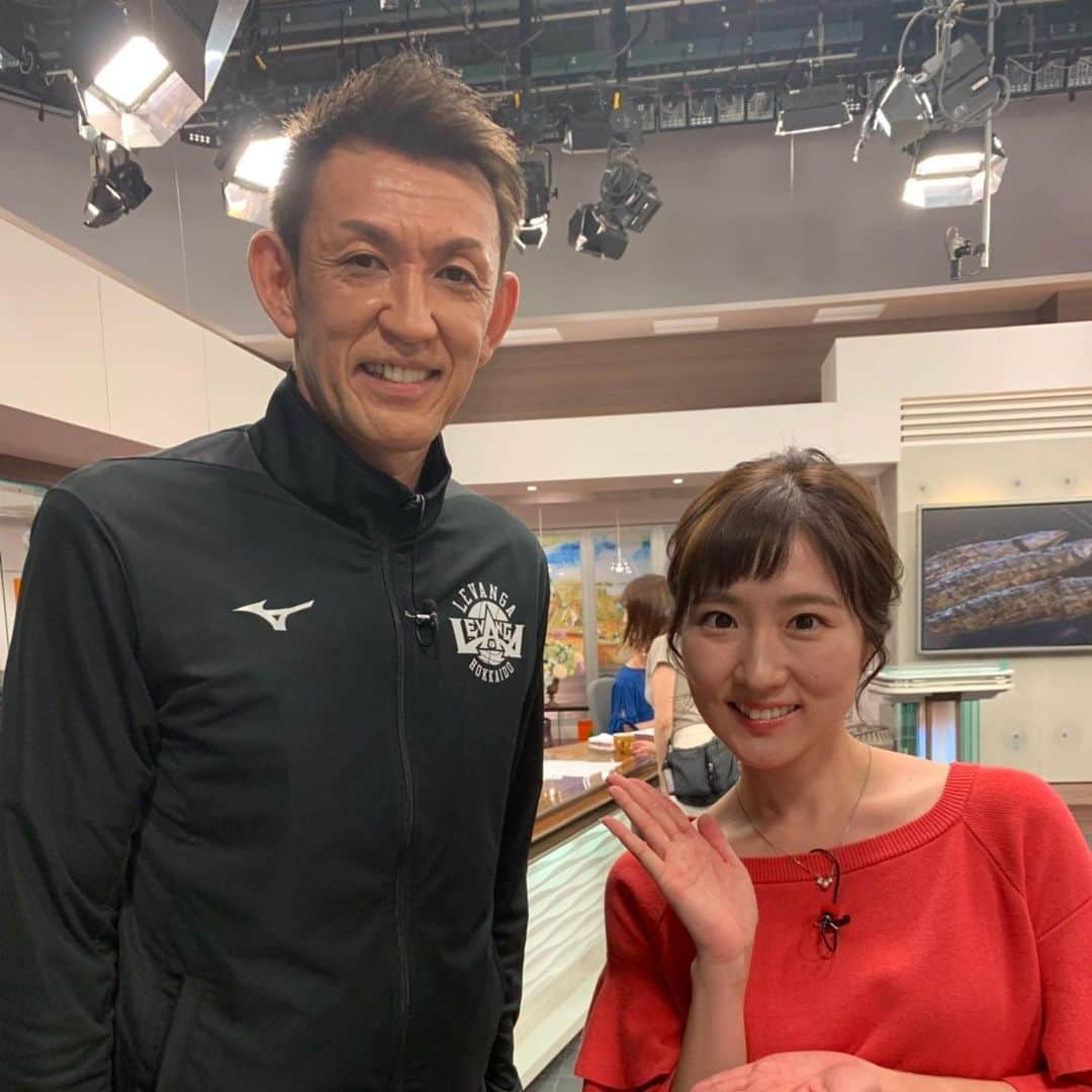 世永聖奈さんのインスタグラム写真 - (世永聖奈Instagram)「🏀💚 . . きょうはレバンガ北海道の折茂武彦選手がゲスト出演して下さいました！  今シーズン限りでの引退を表明した折茂選手。 ラストシーズンの意気込みはもちろん、過去の黒歴史まで教えてくれました！  今まで以上に強くなったチームで6日の開幕を迎えます。  開幕戦は先着6000人にTシャツが配布されるということです！ 会場のきたえーるを緑に染めて、一緒に声援を送りましょう！  折茂選手ありがとうございました！ 今シーズンも応援します！  #レバンガ北海道 #レバンガ #折茂武彦 選手 #おりもさん #変わレ  @levangahokkaido_official  @takehiko_orimo  #HBC #北海道放送 #今日ドキッ #アナウンサー #世永聖奈 #セナスタグラム」10月2日 19時23分 - hbc_yonagasena