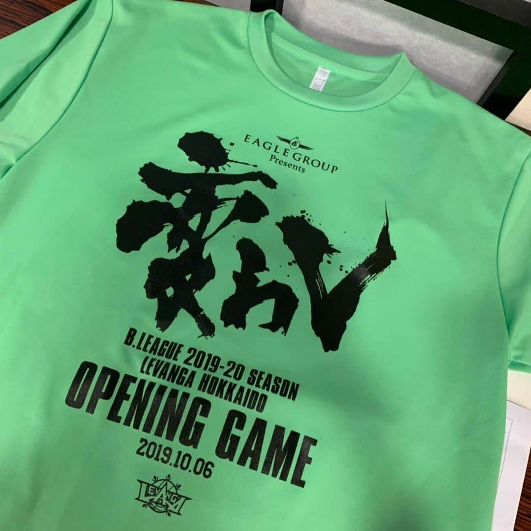 世永聖奈さんのインスタグラム写真 - (世永聖奈Instagram)「🏀💚 . . きょうはレバンガ北海道の折茂武彦選手がゲスト出演して下さいました！  今シーズン限りでの引退を表明した折茂選手。 ラストシーズンの意気込みはもちろん、過去の黒歴史まで教えてくれました！  今まで以上に強くなったチームで6日の開幕を迎えます。  開幕戦は先着6000人にTシャツが配布されるということです！ 会場のきたえーるを緑に染めて、一緒に声援を送りましょう！  折茂選手ありがとうございました！ 今シーズンも応援します！  #レバンガ北海道 #レバンガ #折茂武彦 選手 #おりもさん #変わレ  @levangahokkaido_official  @takehiko_orimo  #HBC #北海道放送 #今日ドキッ #アナウンサー #世永聖奈 #セナスタグラム」10月2日 19時23分 - hbc_yonagasena