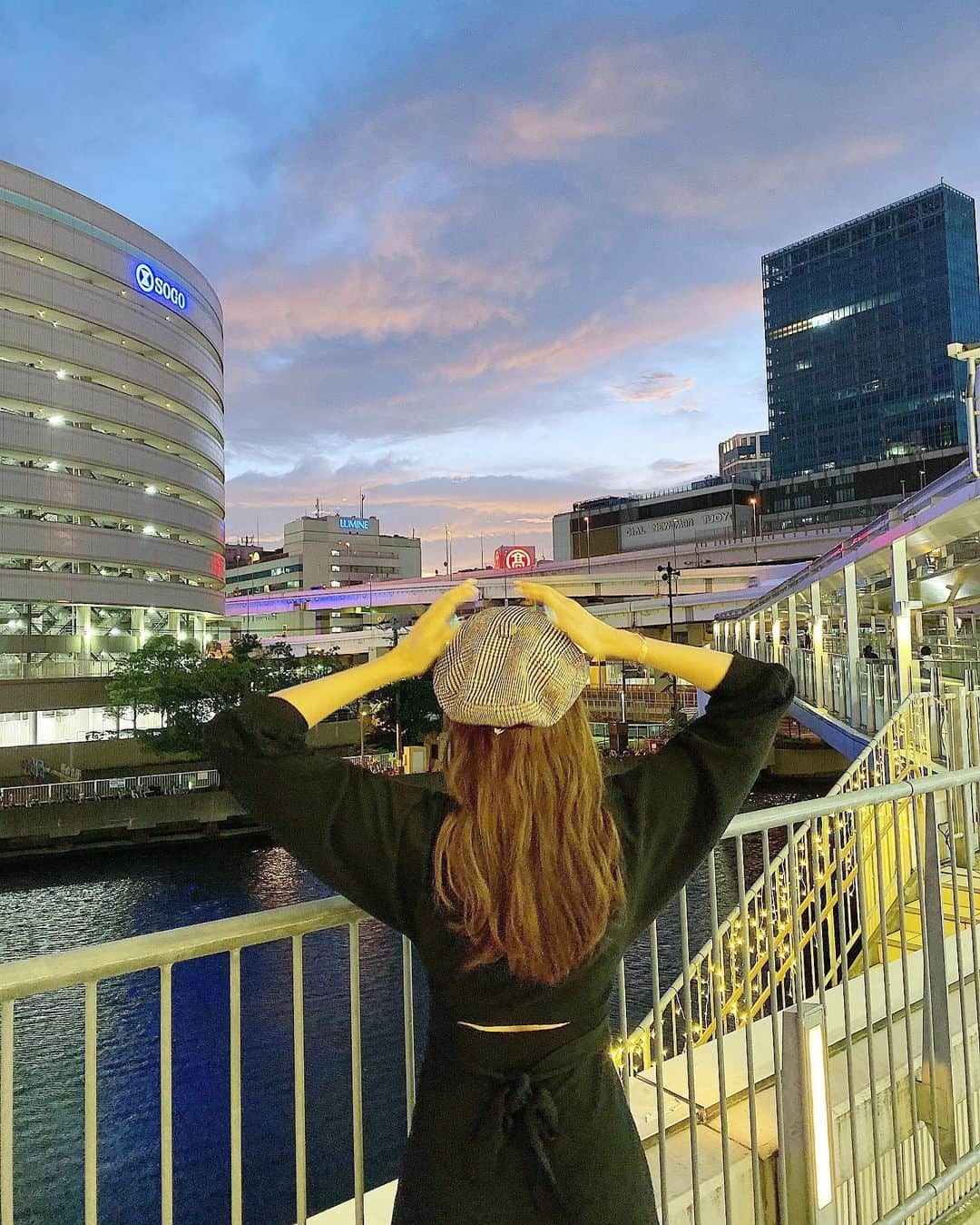 得あゆさんのインスタグラム写真 - (得あゆInstagram)「綺麗な空☁️🌇 あっという間に日が暮れちゃうね☁️ もう夜になっちゃったなぁぁぁぁ🌇 だけどまた朝がくるからいいね☺️ (とっても呑気なのがバレる文章。笑) ・ ・ ・ ・ ・ ・ ・ ・ ・ ・ ・ #秋#空#横浜#秋服#ファッション#お洒落#ワンピ#ワンピース#ブーツ#帽子#スタイル#メイク#夕日#インスタ映え#カメラ女子#写真#ベレー帽#ガーリー#チェック#お買い物#お散歩#ウォーキング#ダイエット#sunset#béret#walking#check#autumn#coordinate#yokohama」10月2日 19時24分 - tokuayu819