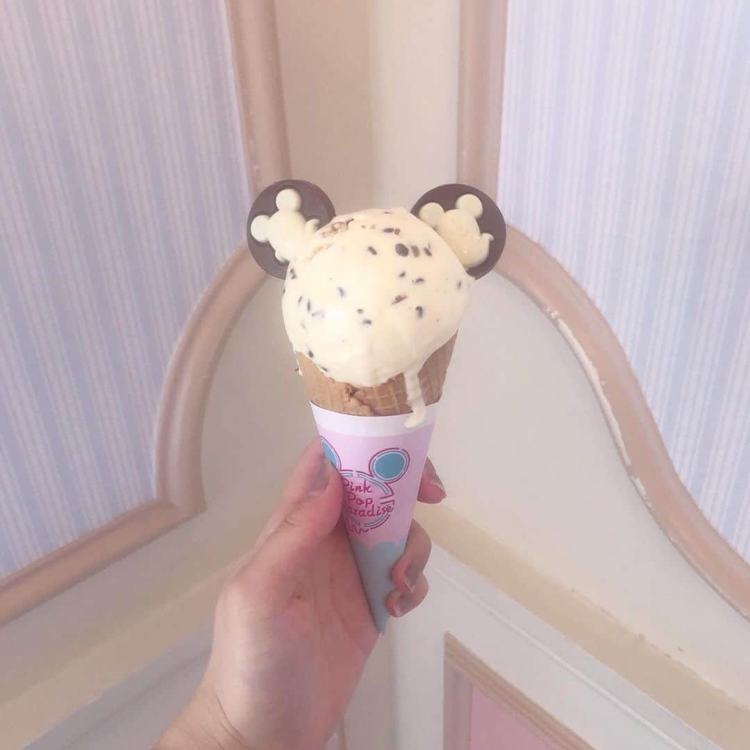 青木菜花のインスタグラム：「.﻿ .﻿ やってみたかった〜〜かわい！🐭💞💞﻿ 暑くてアイスすぐ溶けちゃう、、﻿ .﻿ . #ディズニー #ディズニーランド #dハロ #ハロウィン #disneyland #ミッキーアイス #ミッキー #ディズニーアイス #アイスクリーム #インスタ映え #映えスイーツ #instagood #instalike #instalove #instafood #l4l #f4f #なのかふぇ巡り」