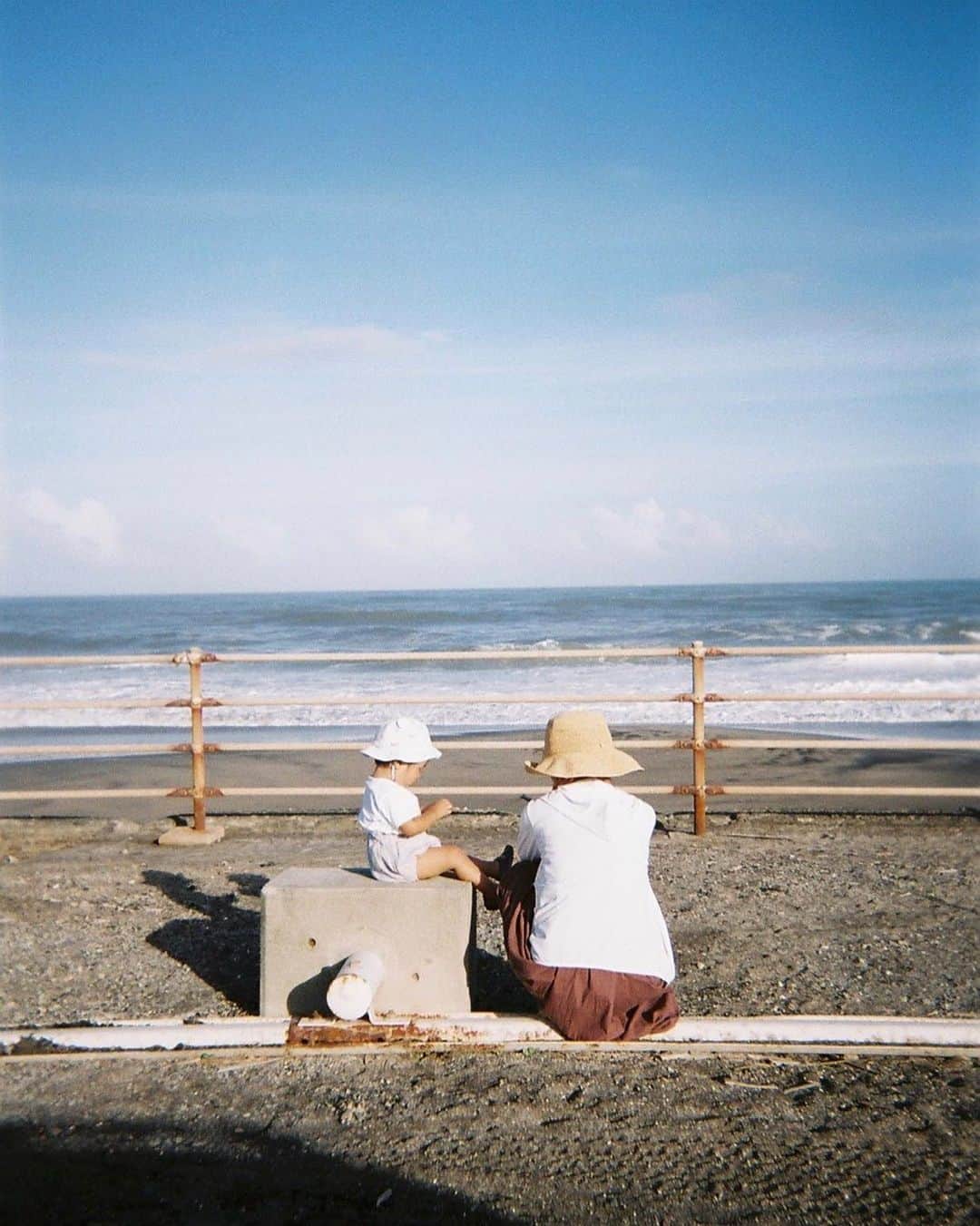 新井郁さんのインスタグラム写真 - (新井郁Instagram)「♡♡♡ 可愛いうしろ姿。 とある撮影で海に行った時のあったかい待ち時間。 #iku_pic」10月2日 19時35分 - araiiku_official