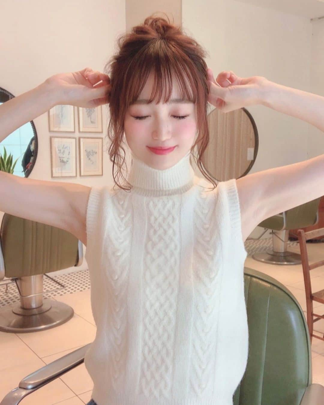 小越しほみさんのインスタグラム写真 - (小越しほみInstagram)「前にヘア撮影した時のデータをいただいて この時の写真UPしてなかったこと思い出した📸 ・ ふわふわなアップヘア💭 田代さん @_hiroaki_tashiro_ ありがとうございました😌🙏🏻 ・ 衣装は @michellmacaron_official 👚 この時はまだ暑かったけどノースリーブタートルこれからの時期いいよね☺️ ・ データも近々UPします🙌 ・ ・ ・ ・ ・ #shooting #撮影 #ヘア撮影 #作品撮り #アップヘア #ヘアスタイル #hairstyle #ofhair #オブヘア #michellmacaron #ミシェルマカロン #ノースリーブニット #ノースリーブタートル」10月2日 19時47分 - shihomi1129