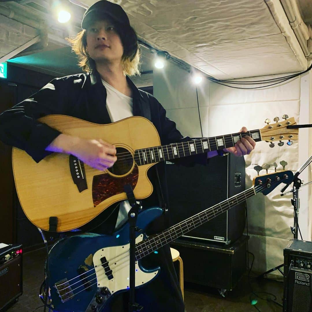 磯部寛之のインスタグラム：「It’s been a while, hope you’re all doing ok. I’m in studio multi tasking. Don’t know if I’m gonna do this live, but it’s kind of fun. Hiro お久しぶりです、皆さんお元気でしょうか。俺はスタジオでマルチタスクに挑戦中。ライブでやるかはまだわからないけど、なんか今ちょっと楽しい。ひろ #alexandros #studio #acousticguitar #simplechords #シンプル #な #コード #だけど #新鮮 #楽しい #かも」