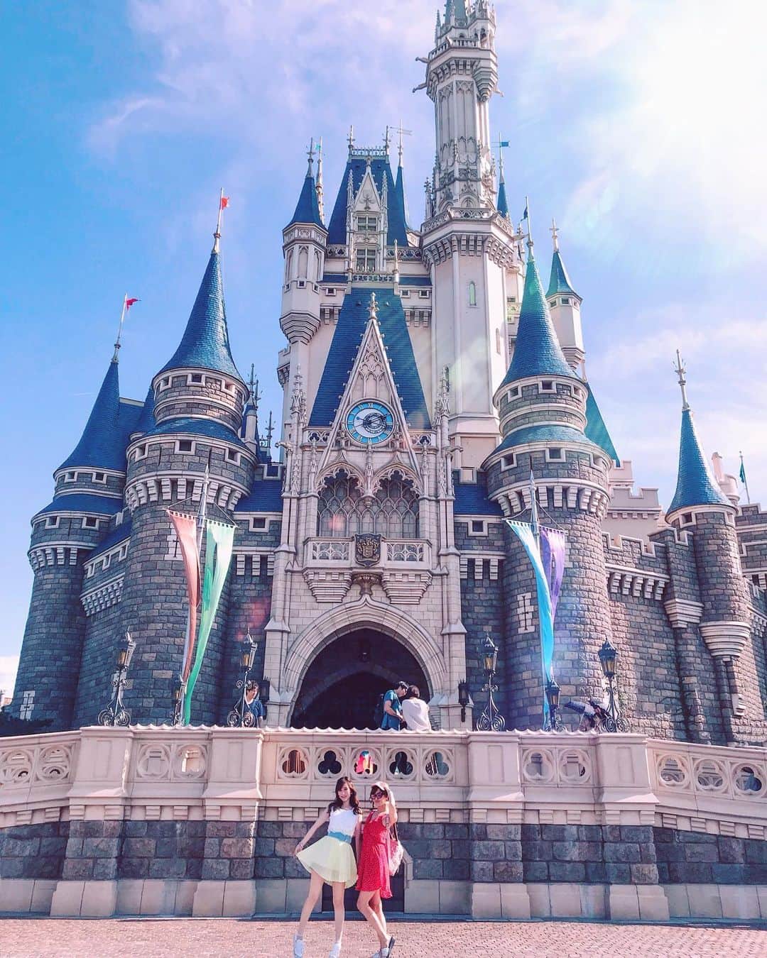 のインスタグラム：「a pic taken from a basic angle🧚‍♀️🧚‍♂️ * (∩'-'📷⊂)✨ * とってもベーシックな角度から🐒🧡 🍭 🍭 #ディズニー #ディズニーランド #ディズニーシー #instago #ディズニーハロウィン #東京ディズニーリゾート #東京ディズニーランド #東京ディズニーシー#disney #disneysea #disneygram #写真部 #Castle #disneyhalloween #写真 #pic #picture #tdl #tds #空 #sunlight #シンデレラ城 #日常 #instadaily #美しい #太陽 #光 #インスタグラマー #instagramjapan #ファインダー越しの世界」