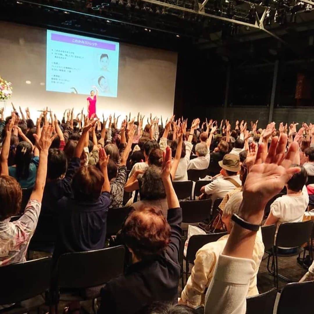 間々田佳子のインスタグラム：「昨日は #弱酸性美容協会 のみなさまへ 顔ヨガ指導！  頭皮は 弱酸性美容法 #ベルジュバンス  で引き締め 顔は顔ヨガで😍 Wのアプローチで さらにさらに綺麗になりましょう！  ベルジュバンスを体験しましたが 驚くほど頭も顔も フワッと 軽くなりました！✨ おススメです❣️ みなさんもぜひ体験してみてください。  #間々田佳子 #表情筋研究家」