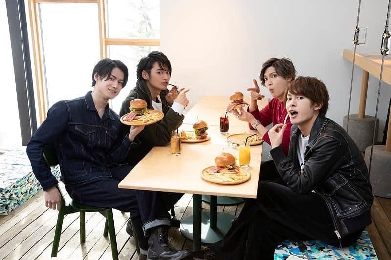 小波津亜廉のインスタグラム：「[1/10/19] They basically turn the most generic daily activities into impromptu editorial magazine shoots ⠀⠀⠀ ⠀ #kohatsuallen #kikuchishuji #takamotogaku #matsumuraryuunosuke ⠀⠀⠀ ⠀ Source: Tabimate’s twitter」