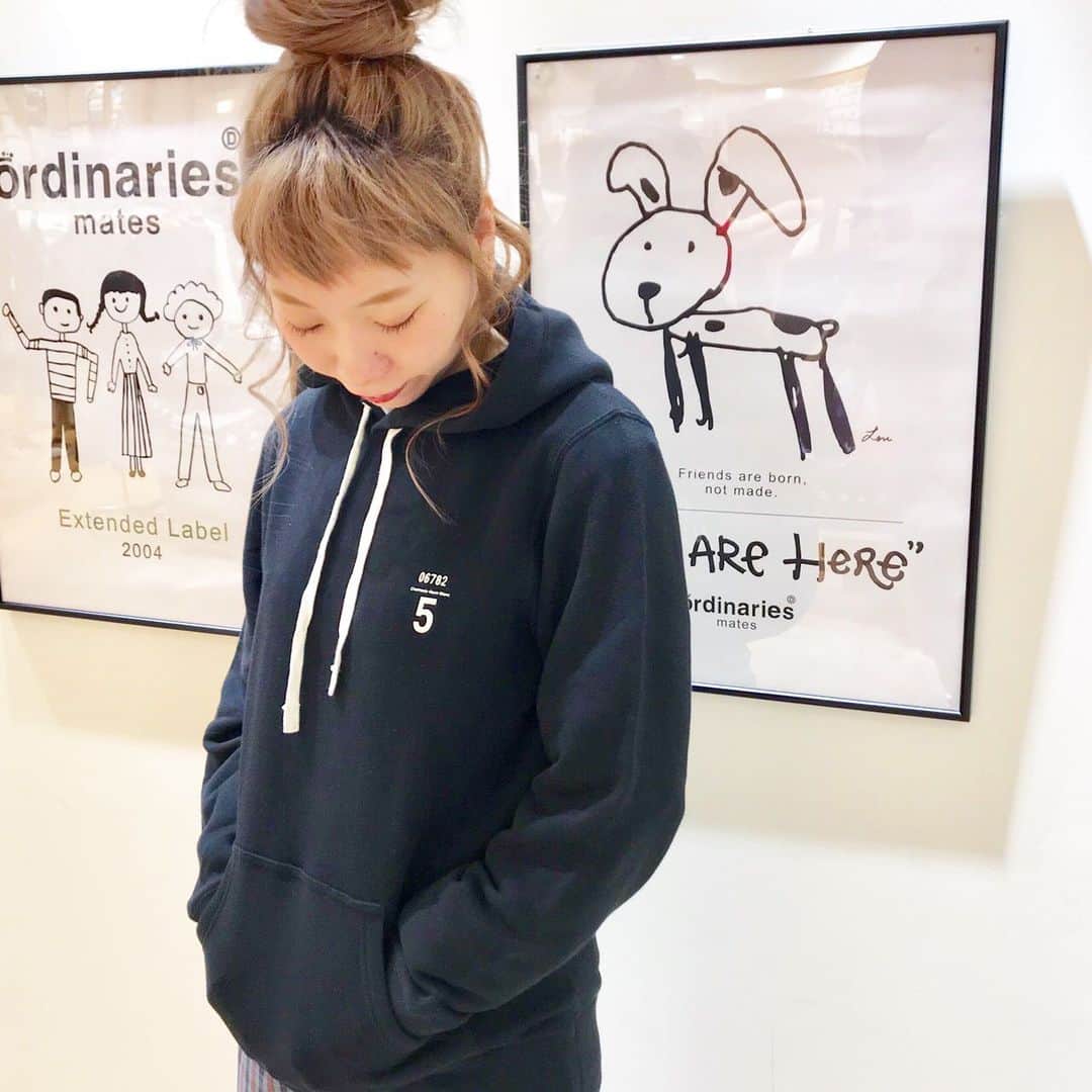 のインスタグラム：「今年はパーカーが大人気です🍁﻿ スリット入りや刺繍入りや色んなパーカーを見かけますよね👀！！﻿ ALL ORDINARIESでは、バックプリントがカッコいいかぶるタイプのパーカーが登場しました👍✨﻿ フロントは胸元にワンポイントのロゴ入りで可愛いですよ💕﻿ 男女兼用サイズでメンズにもおススメです🤗✨﻿ ﻿ 【France74ロゴプルパーカー】¥7,900+税﻿ ﻿ 取扱店舗/池袋、立川、横浜、柏、名古屋、札幌、ZOZOTOWN﻿ ﻿ #allordinaries #オールオーディナリーズ #池袋パルコ #札幌ステラプレイス #マークイズみなとみらい #ルミネ立川 #柏高島屋ステーションモール #zozotown #allordinaries_tachikawa #カジュアル #ロゴt #ロゴ #バックプリント #パーカー #プルパーカー #ロゴパーカー」