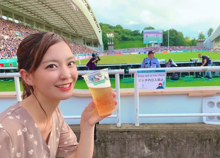 上杉あずさのインスタグラム：「. #ラグビーワールドカップ2019 #rwc2019  めちゃくちゃ興奮したあああああ！！！！ テンション上がったあああああ！！！！！ #フランス #🇫🇷 対 #アメリカ #🇺🇸 どっち応援していいかわからんかったけどとにかく盛り上がった⤴︎⤴︎⤴︎ お辞儀文化、嬉しいですね。素敵。 ビールがうまかったああああ #🍺 ひと足早い #ハロウィン 的な雰囲気がありました！ 出来もしない英語で話し掛けたり🎵 とにかく気が大きくなって知らん人にも話しかけちゃったよおおw楽しかったああああああ！！！ #rugbyworldcup #rugby #fukuoka #japan #france #america #usa #sports #festival #beer #heineken #🍻 #🏉 #🇯🇵 #🍜 #🌸 #ラグビー #日本代表 #スポーツ #祭典 #福岡」