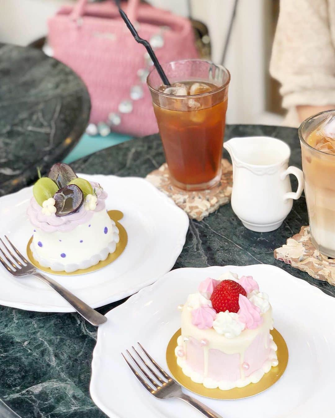 MIKIRUNさんのインスタグラム写真 - (MIKIRUNInstagram)「♡﻿ ﻿ Dolce maririsa 🧁🌈﻿ ﻿ 可愛いケーキたくさんあった꒰ ᐢ⑅ • ༝ • ᐢ꒱♪﻿ ﻿ 全部可愛くて迷ったけど﻿ シャインマスカットのケーキ🍇と﻿ ピンクはチョコレートケーキ🍫にした！﻿ ﻿ 甘くて美味しい🥴﻿ ﻿ お店も韓国のカフェみたいで可愛かった〜❤︎﻿ ﻿」10月2日 19時55分 - mk6v6s2