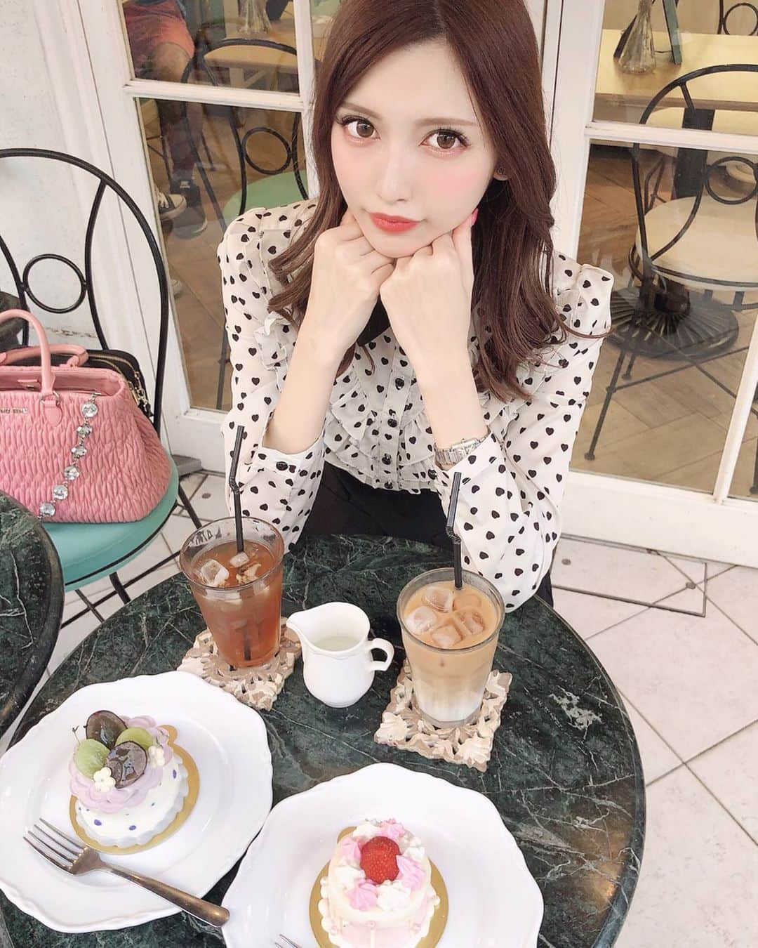 MIKIRUNのインスタグラム：「♡﻿ ﻿ Dolce maririsa 🧁🌈﻿ ﻿ 可愛いケーキたくさんあった꒰ ᐢ⑅ • ༝ • ᐢ꒱♪﻿ ﻿ 全部可愛くて迷ったけど﻿ シャインマスカットのケーキ🍇と﻿ ピンクはチョコレートケーキ🍫にした！﻿ ﻿ 甘くて美味しい🥴﻿ ﻿ お店も韓国のカフェみたいで可愛かった〜❤︎﻿ ﻿」
