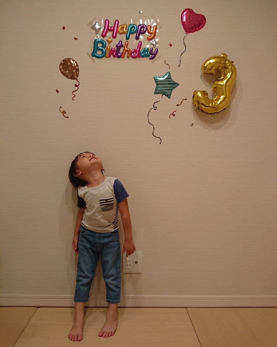武藤乃子さんのインスタグラム写真 - (武藤乃子Instagram)「🎉 二男、3歳のお誕生日🎉  生まれたあとの新生児嘔吐でNICUの病棟に入り、保育器の中で管だらけだった姿を思い出すと、元気な今の様子には本当に感謝です。 まぁ…元気過ぎるくらいですけれど。笑  おめでとう✨  #3歳 #3歳誕生日 #3才 #二男 #次男 #誕生日 #ハッピーバースデー #バースデー」10月2日 20時01分 - muto_noriko.11