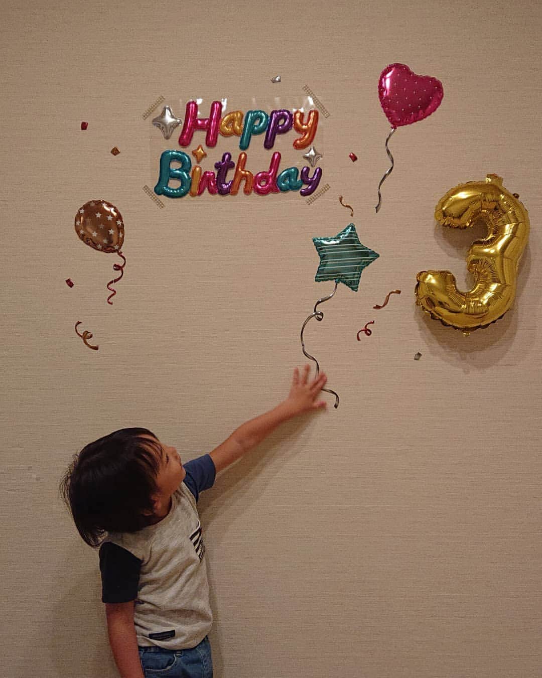 武藤乃子さんのインスタグラム写真 - (武藤乃子Instagram)「🎉 二男、3歳のお誕生日🎉  生まれたあとの新生児嘔吐でNICUの病棟に入り、保育器の中で管だらけだった姿を思い出すと、元気な今の様子には本当に感謝です。 まぁ…元気過ぎるくらいですけれど。笑  おめでとう✨  #3歳 #3歳誕生日 #3才 #二男 #次男 #誕生日 #ハッピーバースデー #バースデー」10月2日 20時01分 - muto_noriko.11
