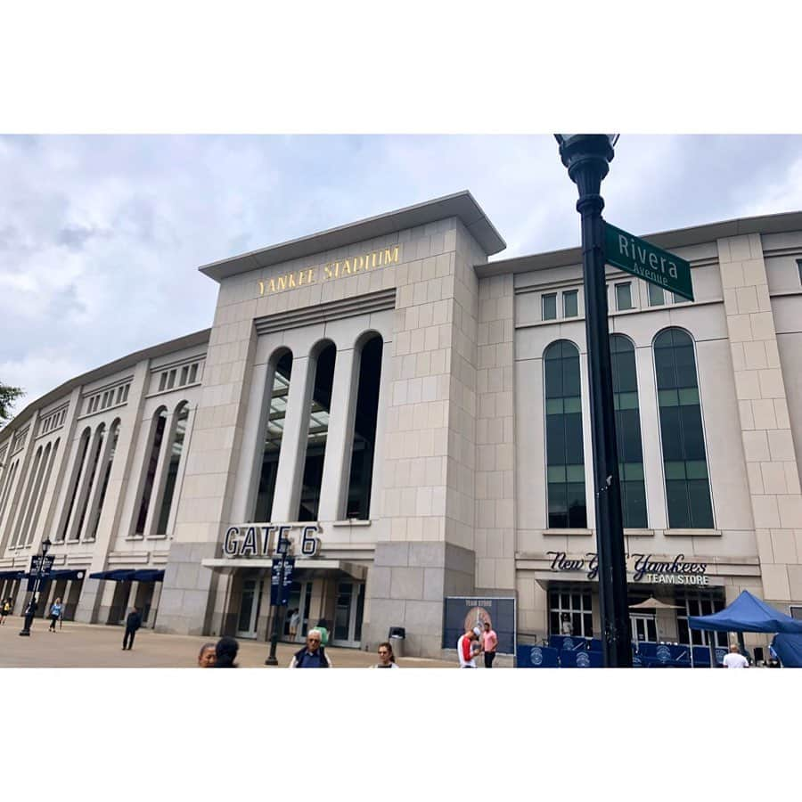 伊藤来笑のインスタグラム：「ヤンキースタジアム🏟✨ . 試合は見れなかったけど 雰囲気だけでも味わおうと行ってきました！😂 野球は全然詳しくないんですが、 オフィシャルショップには 田中将大さんのグッズが沢山あって 日本人としてすごく誇らしかったです⚾️✨ . . #ニューヨークヤンキース #ヤンキースタジアム  #ヤンキース #スタジアム #アメリカ旅行 #ニューヨーク #yankeestadium #yankees #nyc」