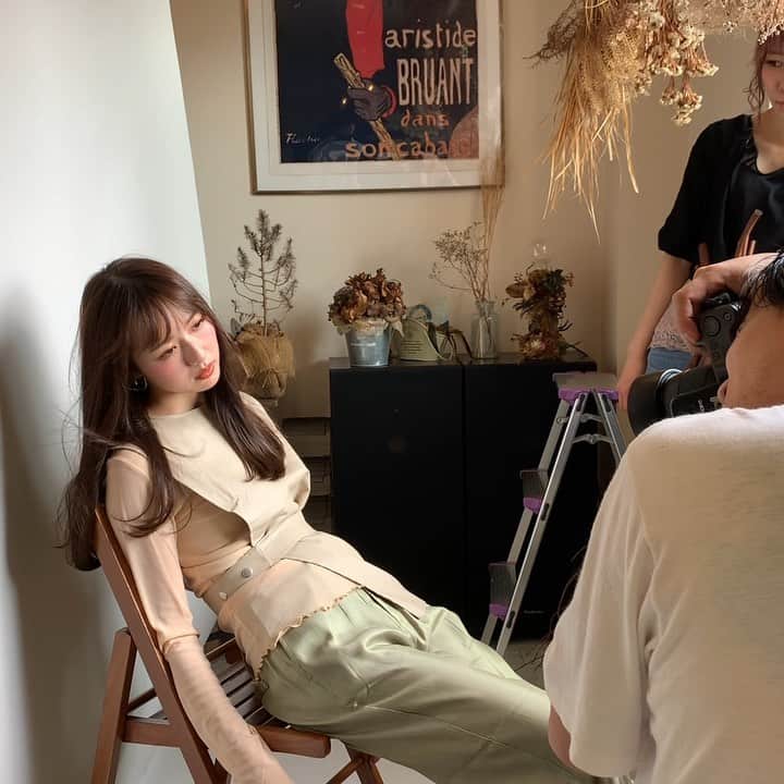 Yuta Misumiのインスタグラム：「. ㅤㅤㅤㅤㅤㅤㅤㅤㅤㅤㅤㅤㅤ昨日はTHREEの秋冬号を兼ねて2019AWのキーヴィジュアル撮影会をしました。 ㅤㅤㅤㅤㅤㅤㅤㅤㅤㅤㅤㅤㅤ @yanagihara_hiroki さんをカメラマンにお迎えして 一日中刺激的な撮影会になりました。 ㅤㅤㅤㅤㅤㅤㅤㅤㅤㅤㅤㅤㅤ11月くらいにはお客様へ配布できるように進めています。楽しみにして頂けると嬉しいです！  #threemagazine#かわいいをすぐそばで#岡崎市美容室#myhairdesign .」