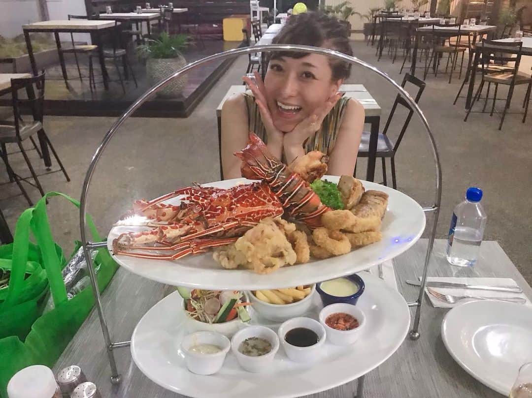 高橋麻美さんのインスタグラム写真 - (高橋麻美Instagram)「フィジーのエビ🦞とすっぴんの私…  #fiji#shrimp#dinner」10月2日 20時15分 - charmy421