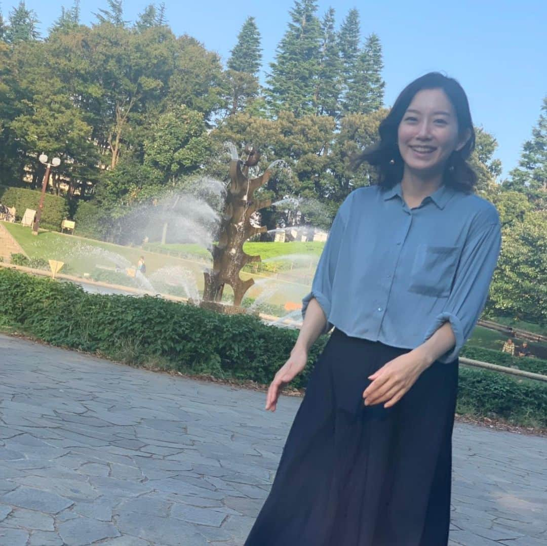 大村彩子さんのインスタグラム写真 - (大村彩子Instagram)「お散歩が気持ち良い気候になってきましたね🍁(と言ってもここ数日また嘘みたいに暑いけれど)  夏場よりむしろこのくらいの季節の方がアクティブになれるような。  最近近所の本屋さんが閉店してしまって、「ふらりと行きたいのにな、もうないな」と思った秋の夜📚  #公園#秋到来#気温高め#本屋さん#散歩日和#笑いながら近づいてくる人」10月2日 20時16分 - ayako_omura