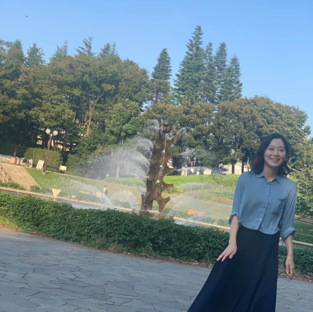 大村彩子のインスタグラム：「お散歩が気持ち良い気候になってきましたね🍁(と言ってもここ数日また嘘みたいに暑いけれど)  夏場よりむしろこのくらいの季節の方がアクティブになれるような。  最近近所の本屋さんが閉店してしまって、「ふらりと行きたいのにな、もうないな」と思った秋の夜📚  #公園#秋到来#気温高め#本屋さん#散歩日和#笑いながら近づいてくる人」