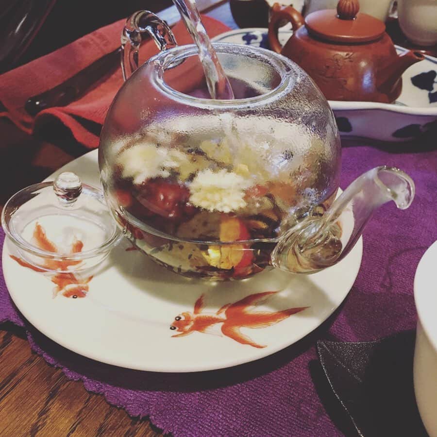 今村沙緒里のインスタグラム：「中国茶💜 りんさんとデート🦄 横浜中華街にて。 お湯を注ぐと花が咲くみたい。 ほっ、とするおいしさ。 Chinese tea is beautiful💟 #tea #横浜中華街 #悟空」