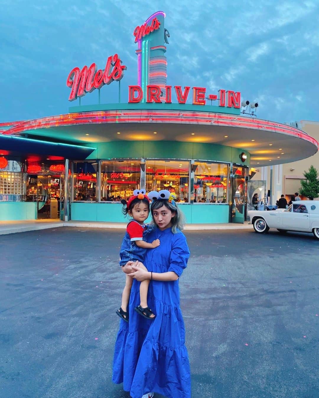 Saki のインスタグラム：「#ELMO & #cookieMonster ❤️💙🍪❤️💙🍪❤️💙🍪 #ユニバーサルスタジオ　#ユニバハロウィン　#ユニバ　#halloween #universalstudiosjapan #親子　#エルモ　#クッキーモンスター　#2歳 #2歳5ヶ月 #生後29ヶ月  #ベビー  #谷口じょあん #恕空 #親バカ #男の子 #男の子ママ #息子  #ママリ #ベビフル #コドモノ #キッズモデル  #kids #mama #mamalife  #babyphoto #babyfashion」