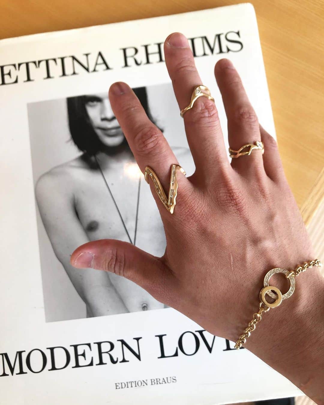 稲木ジョージのインスタグラム：「The #Kintsugi rings are inspired by Japanese traditional restoration of broken ceramics to cherish the brokenness. @milamorejewelry took this idea and applied to human emotions. Nobody is perfect and we ALL has insecurities. But, if we accept our “brokenness” and embrace who we are, self love and confidence is waiting for you❤️ https://milamorejewelry.com/pages/kintsugi  ミラモアの#金継ぎ リングは、人の心に置き換えてます。誰もが「壊れた」記憶や経験を持っていると思う。それをひっくるめてあなたなんだから隠さず、受け入れて、自信に変えていきましょう😘セルフラブはそういうことなんじゃないかなと思っています。」