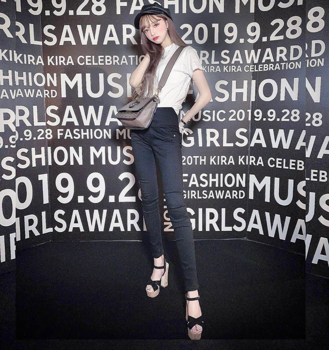 のインスタグラム：「GirlsAwardのインフルエンサーラウンジにお邪魔させてもらいました💋 モノトーンコーデが撮影スポットにピッタリだった◼◻ よく質問されるけど 167cmでも絶対に毎日ヒール履いてます 長身だからってスニーカー履いてばっかだったらせっかくのスタイル活かせなくない？長身女子！ダイエットしてヒール履こうぜ🧚‍♀️✨意外に長身もｳｹいいよ💋笑 #コンプレックスを魅力に  #girlsaward #ガルアワ #ガールズアワード #girlsaward2019 #ガールズアワード2019 #全身コーデ #カジュアルコーデ #カジュアルファッション #カジュアルスタイル #スキニーコーデ #スキニーパンツ #スキニー #tシャツ #tシャツコーデ #キャスケット #長身女子 #ダイエッター #ダイエッターさんと繋がりたい」