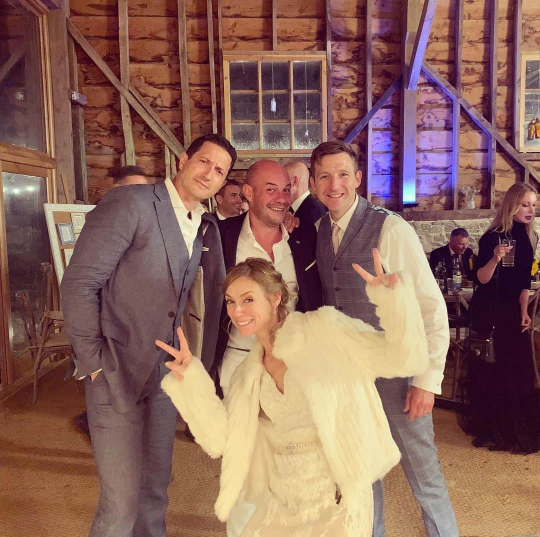 サッシャ・ロイズさんのインスタグラム写真 - (サッシャ・ロイズInstagram)「Magical wedding in the English countryside. Congratulations to Haydn and Helen. So happy to celebrate this day with you. #oldfriends #theboysofwoking #gsa」10月2日 20時28分 - mrsasharoiz