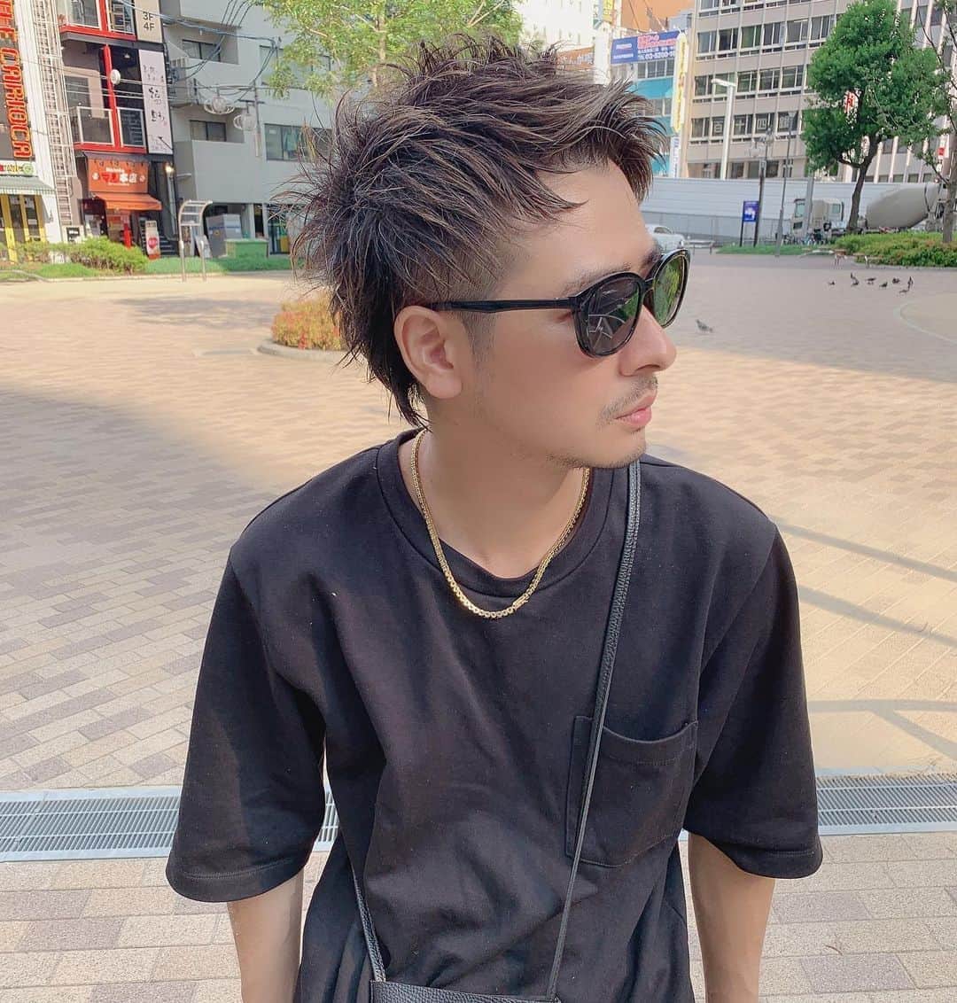 のインスタグラム：「サロンワーク終了😆 明日は 広島でsecret colorセミナー 夜😊がんばります😆 広島の美容師さん よろしくお願いします🤓 髪切ろうか、、、 のばそうか、、 迷うなぁ☺️」