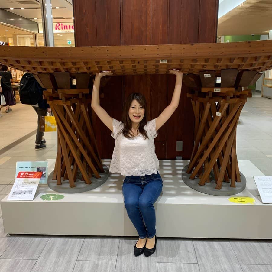 のインスタグラム：「金沢旅行の写真。パート2。 ミニ鼓門みつけたんです！！！ 持ち上げてるように見えます？(笑) 金箔カレーおいしかったな～🍛🥄 ・ 21世紀美術館で撮った写真。 自撮りしているわたしが映り込んでました。(笑) なんだか恥ずかしい。(笑) ・ #金沢 #金沢旅行 #旅行 #鼓門 #親子旅 #リフレッシュ #金箔カレー #きらきら #金沢カフェ #21世紀美術館 #カラフル #セルフィー #セルフィー女子 #また行きたい #ワールドカップバレー #目が離せない #旅行大好き #長野放送 #アナウンサー #小宮山瑞季 #今日のこみぃ」
