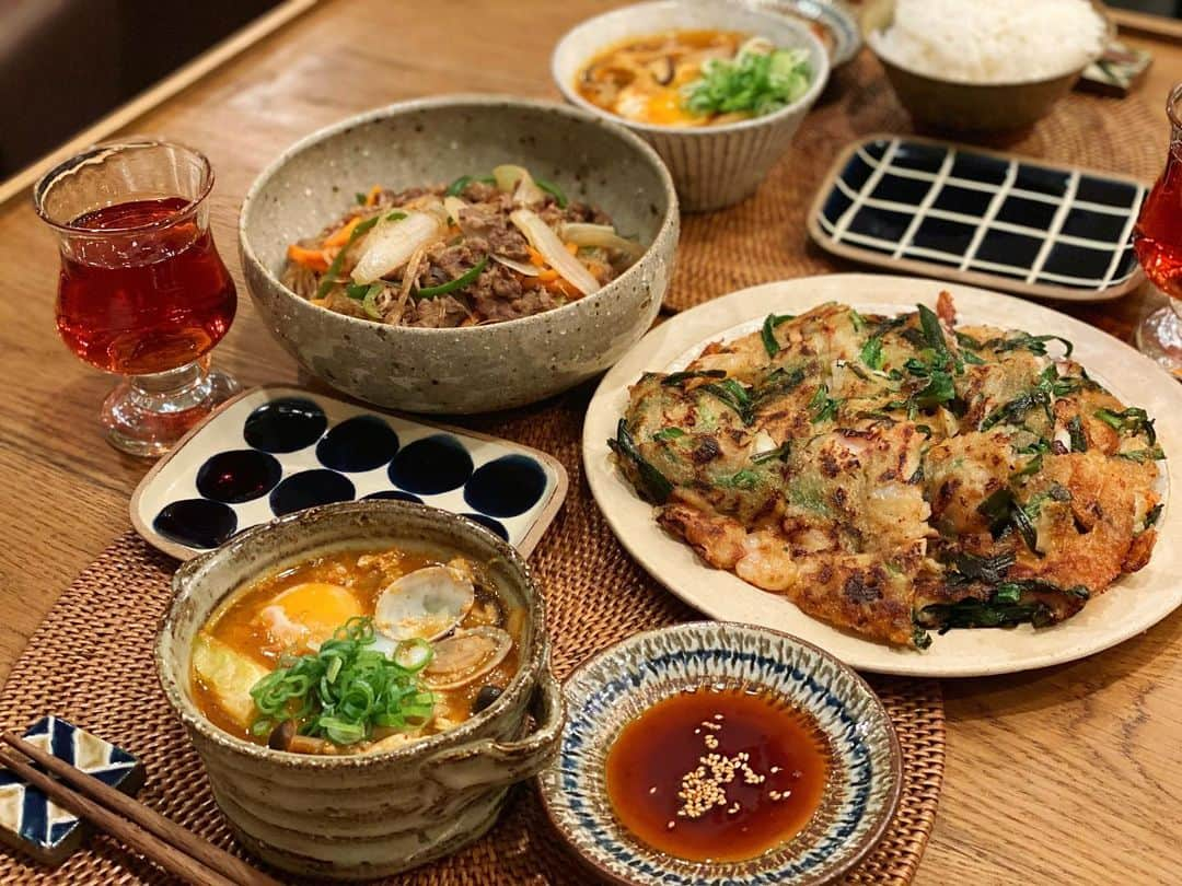 高山直子さんのインスタグラム写真 - (高山直子Instagram)「今宵は韓国料理〜🇰🇷 辛美味いスンドゥブが食べたくて、ついでにがっつり作ったよ👩🏻‍🍳 ●豆腐入れ忘れたスンドゥブ ●激ウマチャプチェ ●海鮮チヂミ わたしは今夜は米抜きー！ 茶色いごはんって美味しいよねぇ🤤笑  #なおコロ食堂#韓国料理#お家ごはん#夜ごはん#晩ごはん#チャプチェ#チヂミ#スンドゥブ#野菜たっぷり#うつわ好き」10月2日 20時42分 - nao_70koro